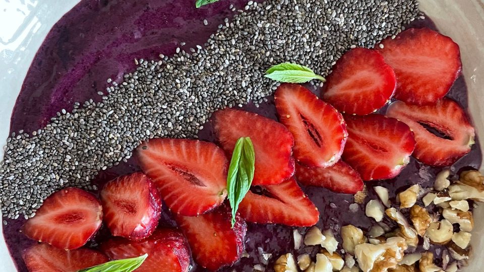 çilek chia açai bowl